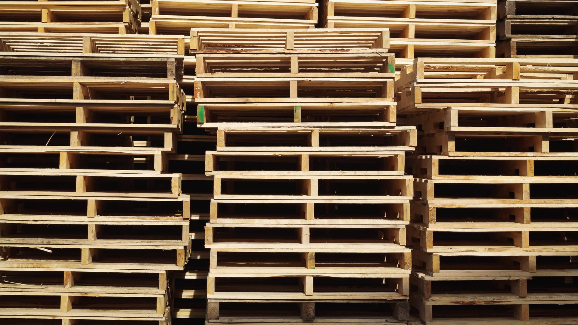 Custom wood pallets with reinforced design options for improved strength